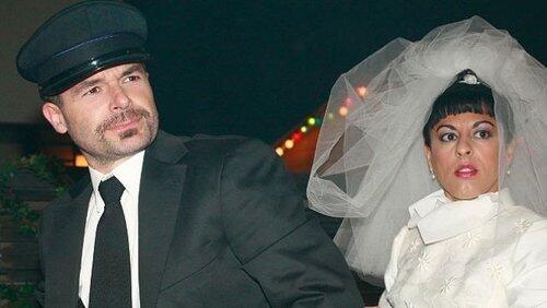 Swingers, una boda exprés y una niña huerfanita Swingers, una boda exprés y una niña huerfanita