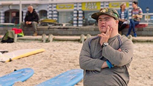 De groep waagt zich aan avonturen op strand en zee De groep waagt zich aan avonturen op strand en zee