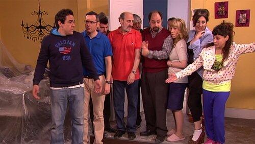Una vedette molesta, un león peón y un pescadero en un atolladero Una vedette molesta, un león peón y un pescadero en un atolladero
