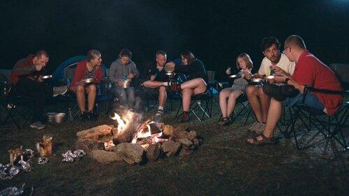 De groep kampeert in de vrije natuur De groep kampeert in de vrije natuur