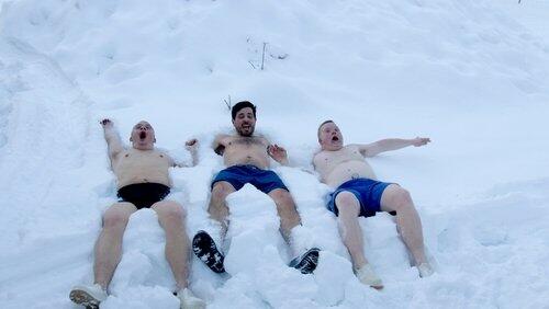 De groep reist met een rendierslede naar een typisch Finse sauna De groep reist met een rendierslede naar een typisch Finse sauna
