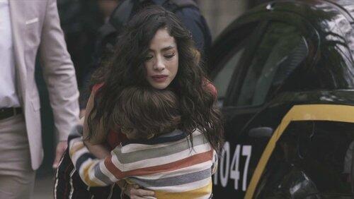 ¡Está usted arrestada! ¡Está usted arrestada!