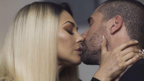 La Doña y Amado se besan La Doña y Amado se besan