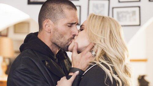 Amado y Diana se besan