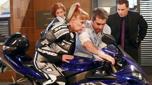 Un fontanero, un calentón y una abuela motorista Un fontanero, un calentón y una abuela motorista