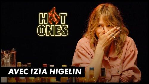 Izïa Higelin prend des bouchées d'un autre monde Izïa Higelin prend des bouchées d'un autre monde