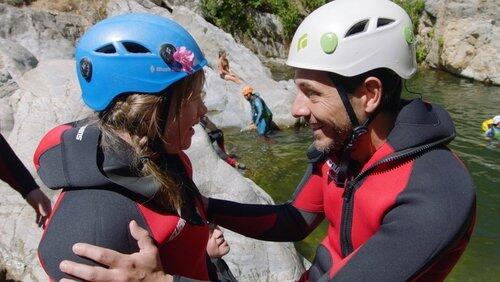 De groep waagt zich aan canyoning De groep waagt zich aan canyoning