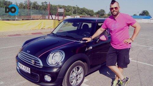 Meglehetősen rózsaszín Mini és egy nagyon fehér Nissan Z Meglehetősen rózsaszín Mini és egy nagyon fehér Nissan Z