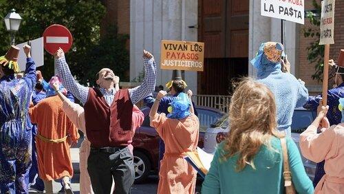 Un exilio rural, un exorcismo químico y la revolución de los payasos justicieros