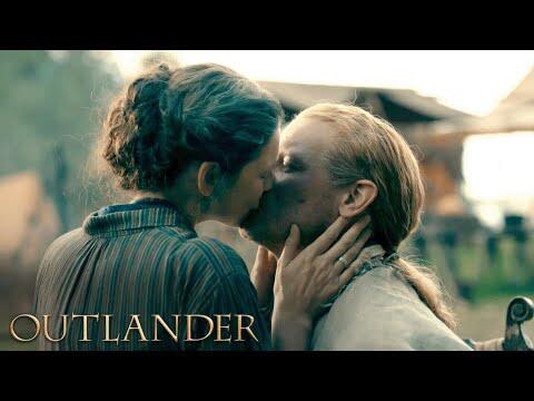 Jamie Gives Claire A Gift