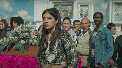 Romina se aparece en su funeral y genera sorpresa entre sus vecinos Romina se aparece en su funeral y genera sorpresa entre sus vecinos