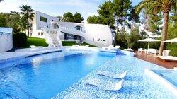 A Rock and Roll Suite and Mediterranean Pool A Rock and Roll Suite and Mediterranean Pool