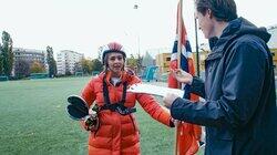 Emil Gukild prænker Annika Momrak Emil Gukild prænker Annika Momrak