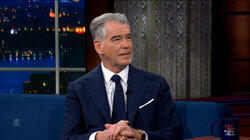 Pierce Brosnan, Hannah Einbinder Pierce Brosnan, Hannah Einbinder