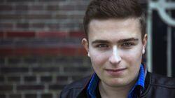 Freddie kan eindelijk zwemmen met ontbloot bovenlichaam Freddie kan eindelijk zwemmen met ontbloot bovenlichaam