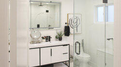 Downsizing with Glitz in LA Downsizing with Glitz in LA