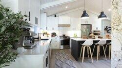 Bayside Bungalow / Melissa and Adam