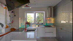 Кухня-гостиная с живописным холстом Кухня-гостиная с живописным холстом